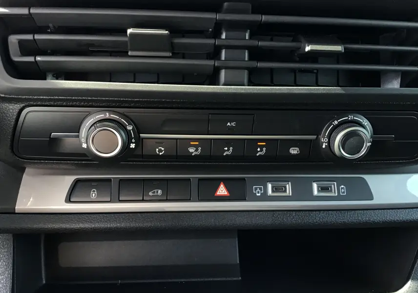 Vue rapprochée du tableau de bord du Peugeot Expert Fourgon blanc 2025, mettant en valeur les commandes de climatisation et les ports USB.