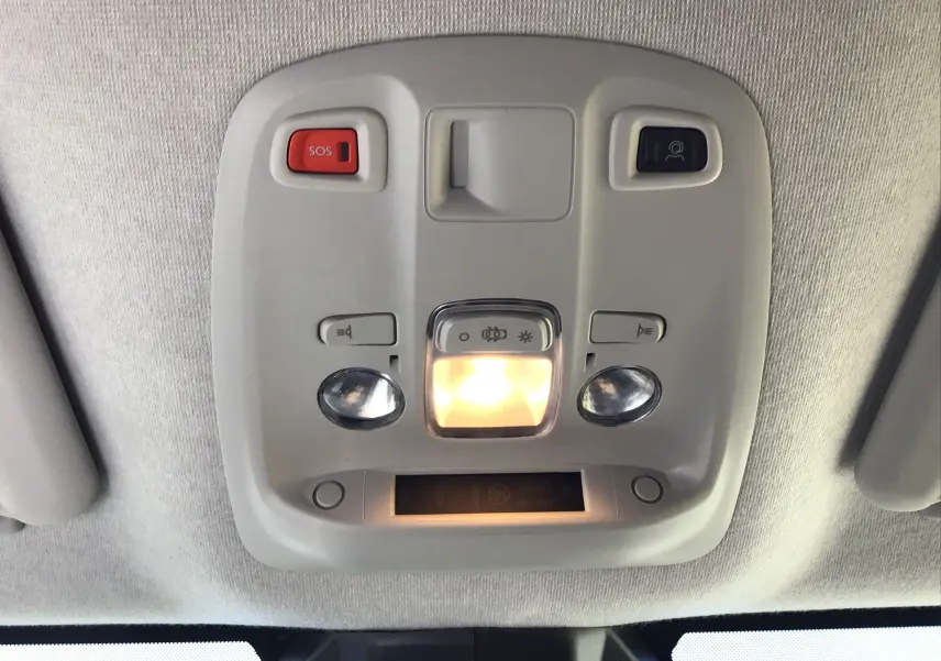 Plafonnier intérieur du Peugeot Expert Fourgon blanc 2025 avec boutons SOS, éclairage central allumé et commandes intégrées.