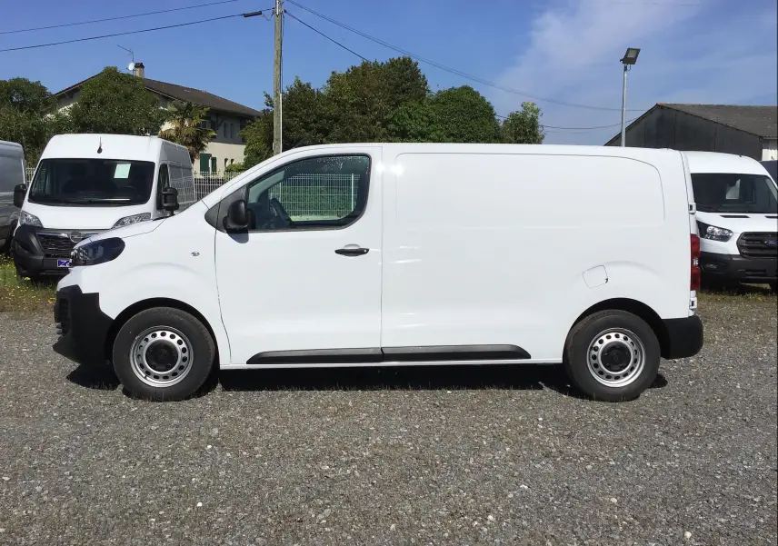 Profil côté gauche d'un Peugeot Expert Fourgon blanc 2025 avec porte latérale coulissante et jantes acier simples.