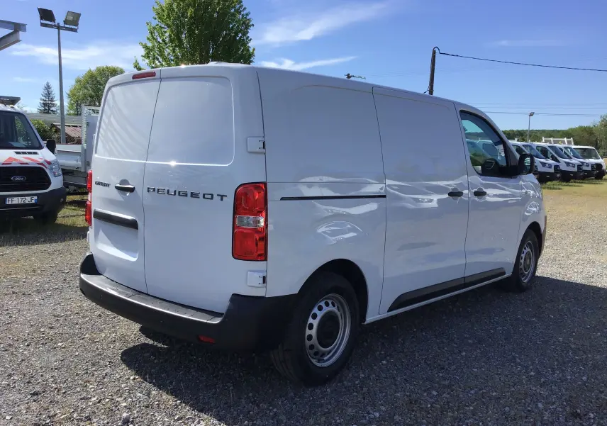 Vue 3/4 arrière droite d'un Peugeot Expert Fourgon blanc 2025 avec portes arrière pleines et jantes acier noires.