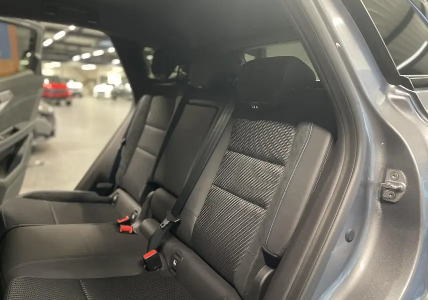 Vue côté droit sur la banquette arrière gris foncé en tissu et Alcantara du Renault Austral gris métallisé.