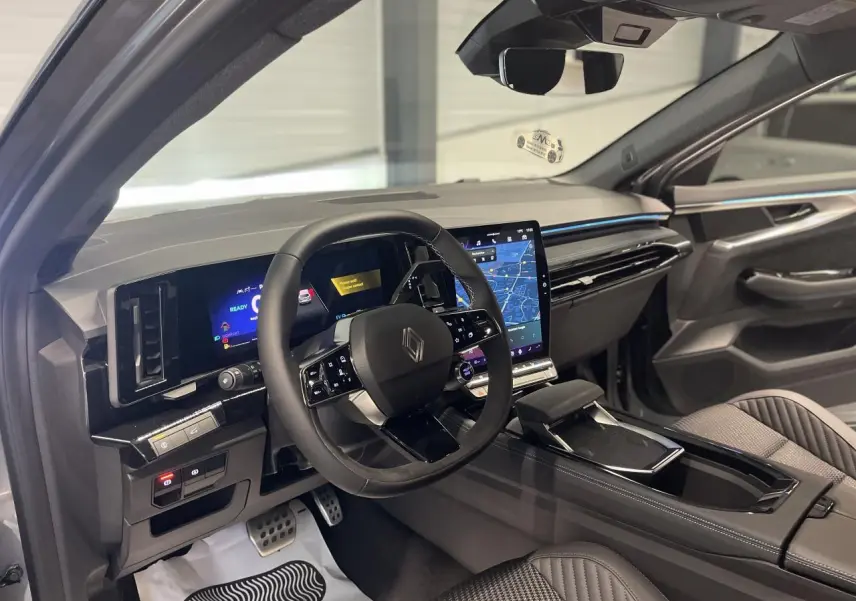 Intérieur avant droit du Renault Austral 2025 avec tableau de bord numérique et sellerie Alcantara grise.