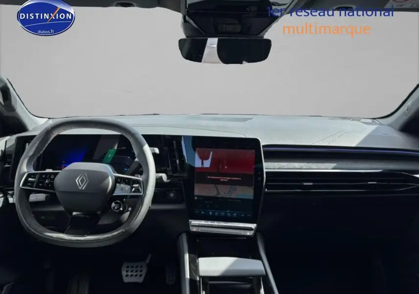 Vue intérieure frontale du tableau de bord noir du Renault Austral 2026 avec écran tactile vertical et volant multifonction.