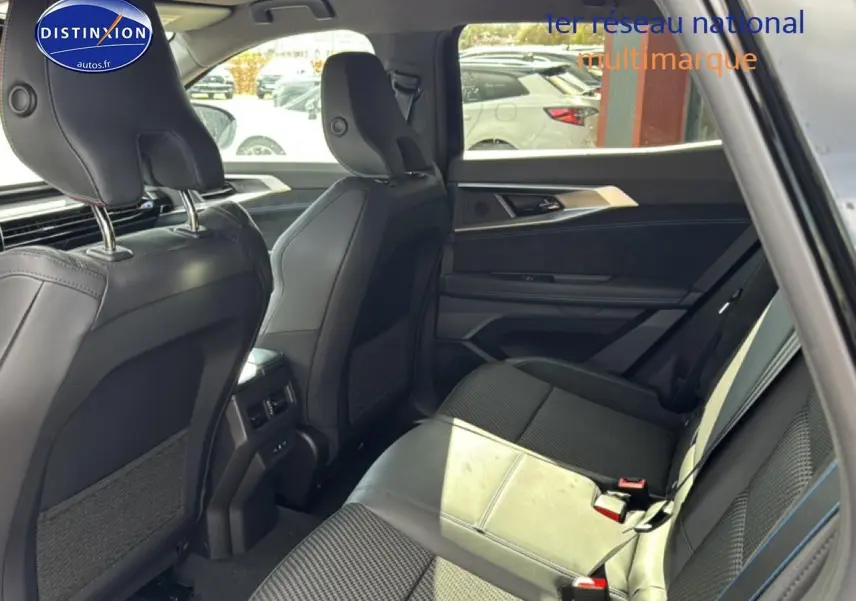 Vue intérieure arrière côté droit du Renault Austral noir avec sièges en Alcantara et surpiqûres bleues.