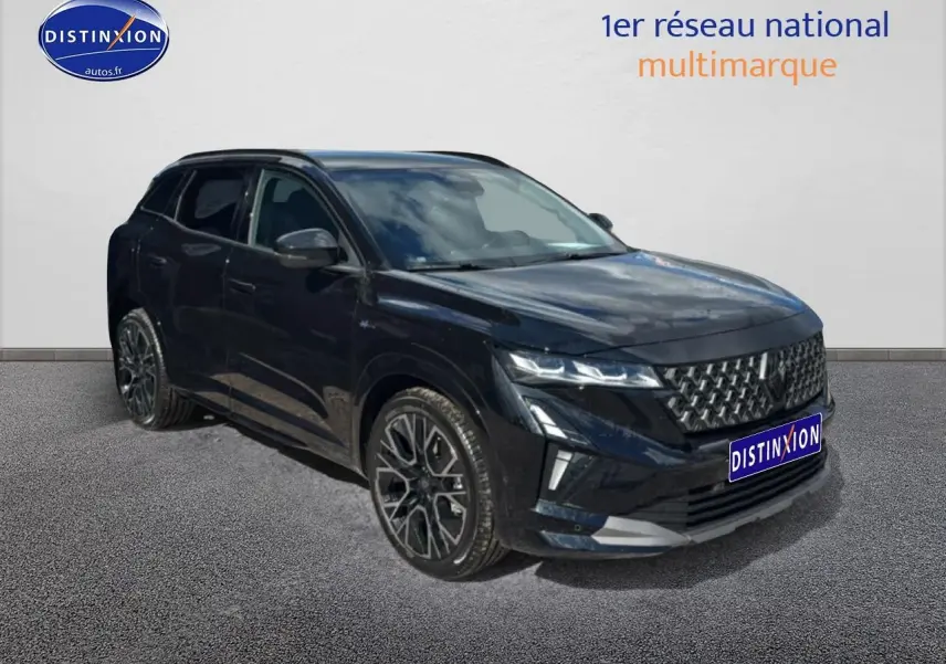 Vue 3/4 avant gauche d'un Renault Austral noir avec calandre distinctive et jantes alliage 20 pouces.