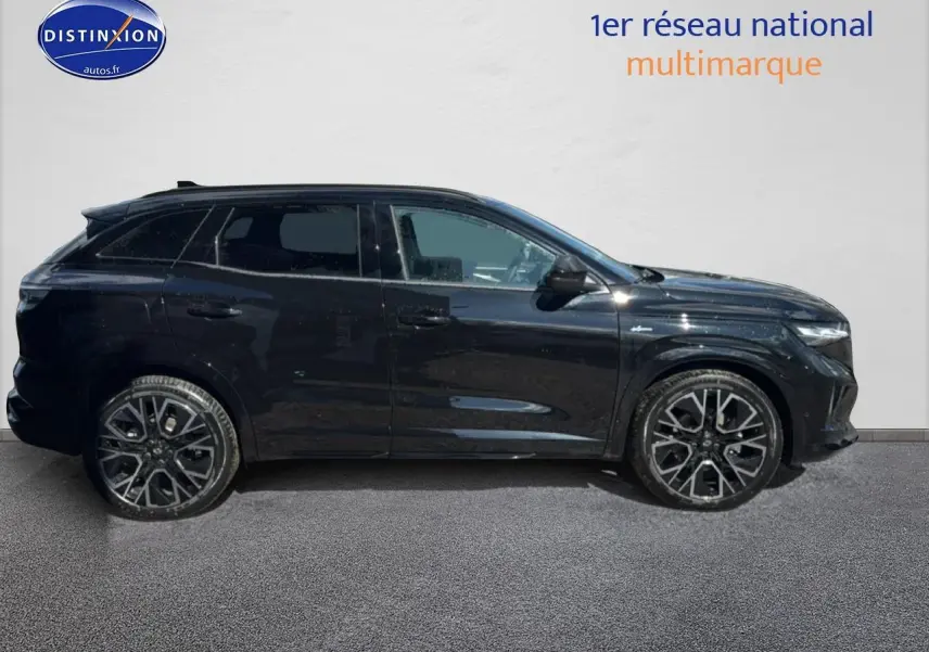 Profil droit du Renault Austral noir 2026 esprit alpine avec jantes alliage 20 pouces et vitres teintées.