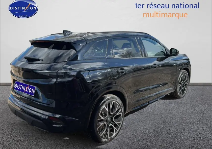 Vue 3/4 arrière droite d’un Renault Austral noir avec jantes alliage 20 pouces et barres de toit visibles.