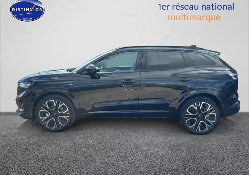 Profil droit du Renault Austral noir 2026 avec jantes alliage 20 pouces et barres de toit visibles.