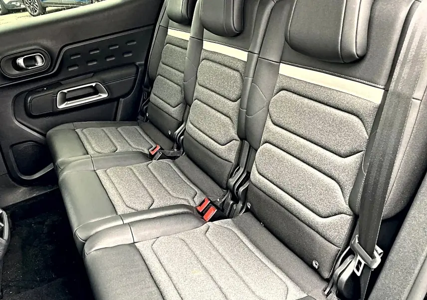 Vue latérale droite de la banquette arrière noire et grise du Citroën C5 Aircross 2025 avec ceinture de sécurité visible.