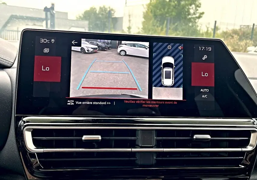 Écran tactile intérieur du Citroën C5 Aircross noir montrant la caméra de recul et vue panoramique 360° en journée.