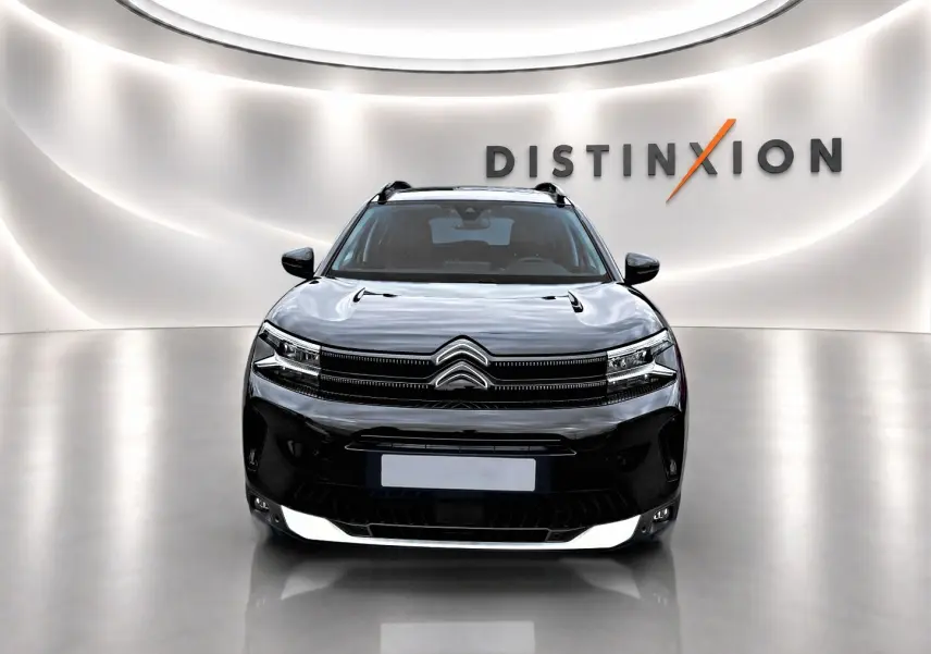 Vue frontale d'un Citroën C5 Aircross noir 2025 dans un showroom lumineux avec logo Distinxion en arrière-plan.
