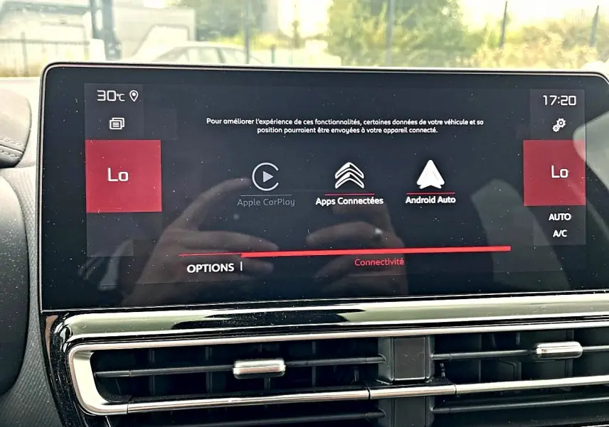 Écran tactile central du tableau de bord du Citroën C5 Aircross noir, affichant les options Apple CarPlay et Android Auto.