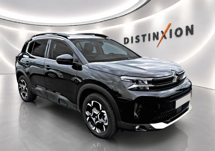 Citroën C5 Aircross noir vue 3/4 avant droit en intérieur avec jantes alu et toit noir brillant.