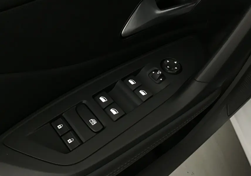 Panneau de commandes des vitres et rétroviseurs côté gauche intérieur d'une Peugeot 308 gris sélénium.
