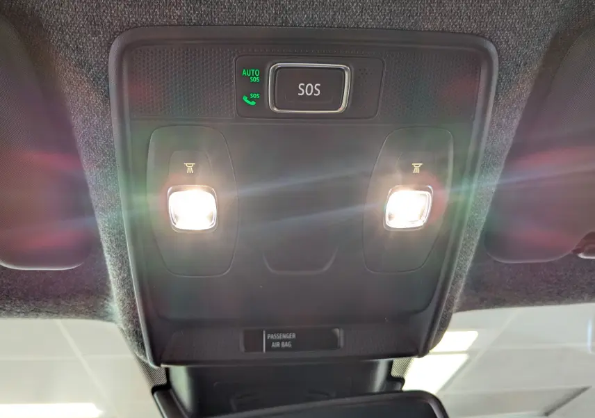 Plafonnier intérieur avec éclairages et bouton SOS du Renault Captur E-Tech Full Hybrid 160ch 2025 rouge flamme toit noir