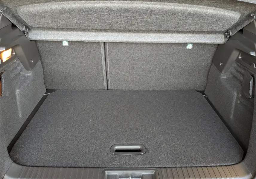 Coffre ouvert du Renault Captur E-Tech Full Hybrid 160ch en gris, montrant un espace de chargement propre et bien fini.