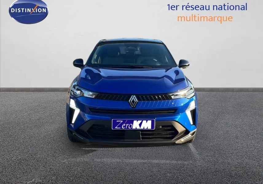Vue frontale d'un Renault Captur E-Tech hybride bleu Iron Metal avec toit noir, éclairage LED allumé.