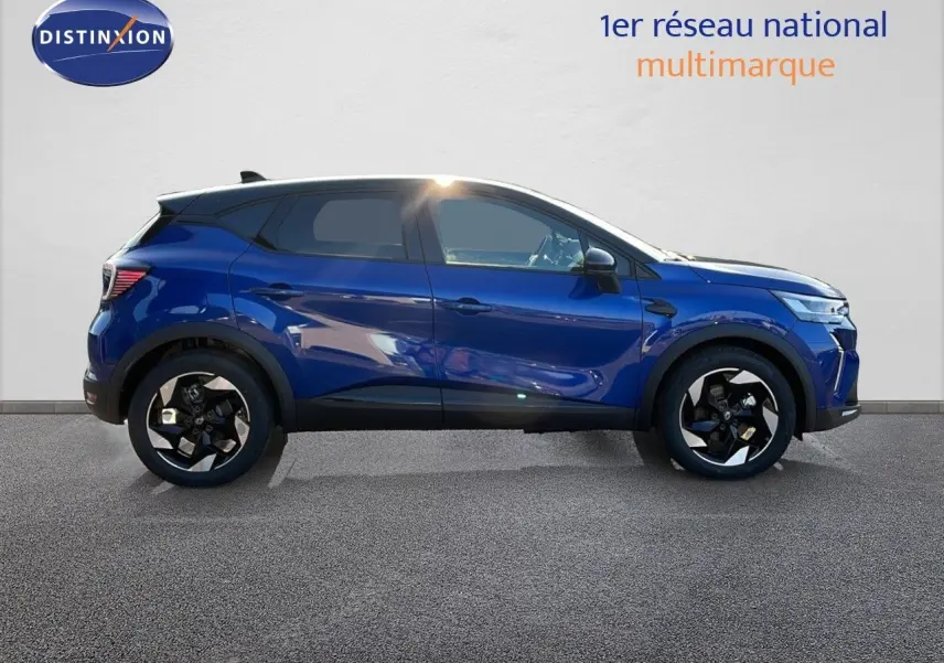 Profil droit d'un Renault Captur 2025 bleu Iron Metal avec toit noir, finition E-Tech hybride et jantes noires distinctives.