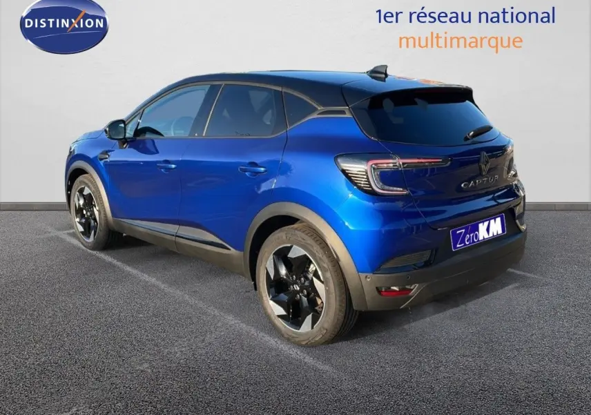Vue 3/4 arrière droite du Renault Captur E-Tech hybride bleu Iron avec toit noir et jantes noires biton.