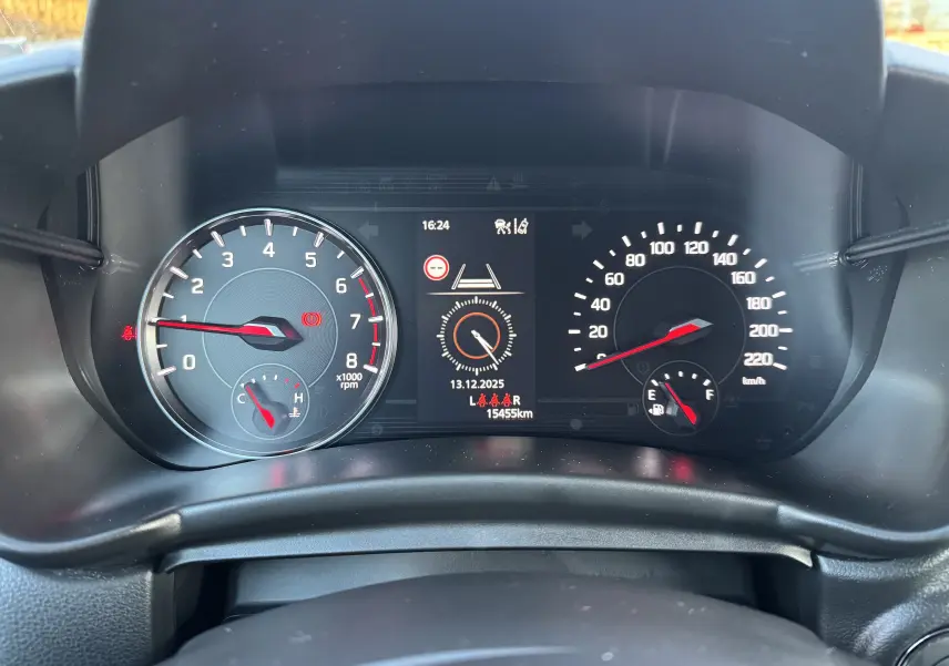 Tableau de bord de Suzuki Swift 1.2 Privilège Hybrid 2025, affichage numérique avec compte-tours, vitesse et jauges.