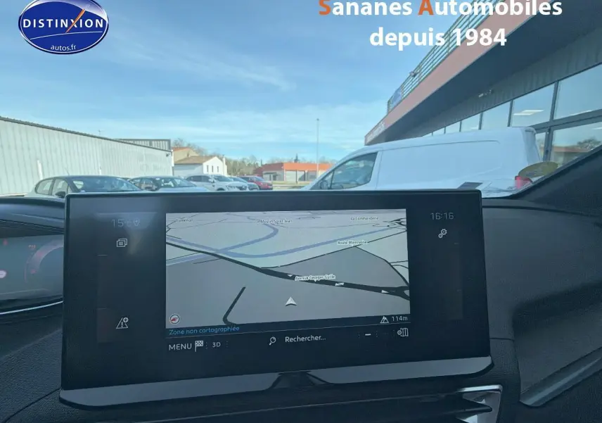 Vue intérieure du tableau de bord du Peugeot 3008 gris foncé, avec écran tactile de navigation 10 pouces en évidence.