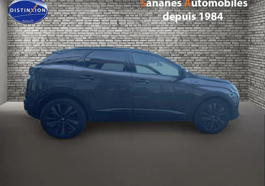 Vue de profil côté gauche du Peugeot 3008 GT Pack Black gris foncé avec jantes 19'' Washington Noir Onyx.