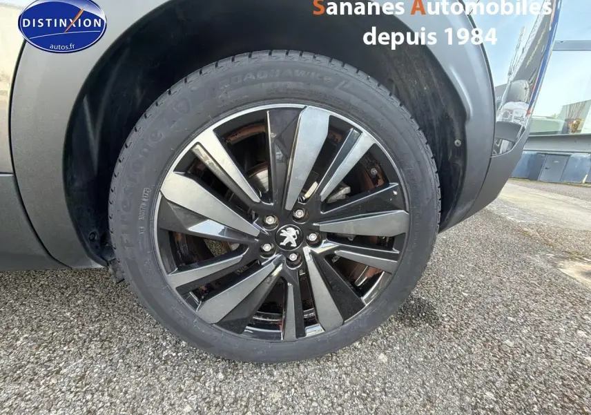 Gros plan sur la jante 19 pouces Washington noir Onyx du Peugeot 3008 gris foncé côté arrière droit.