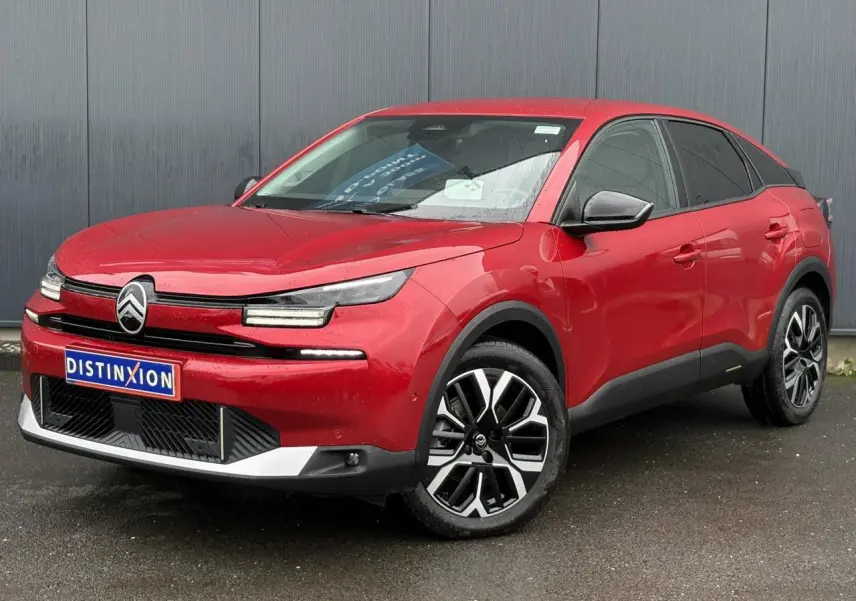 Vue 3/4 avant droite d'une Citroën C4 hybride 2025 Rouge Elixir avec jantes alliage et phares LED distinctifs.