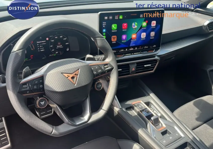 Intérieur de la CUPRA Formentor 1.5 eTSI 2026, vue du poste de conduite avec volant cuir et écran tactile central.