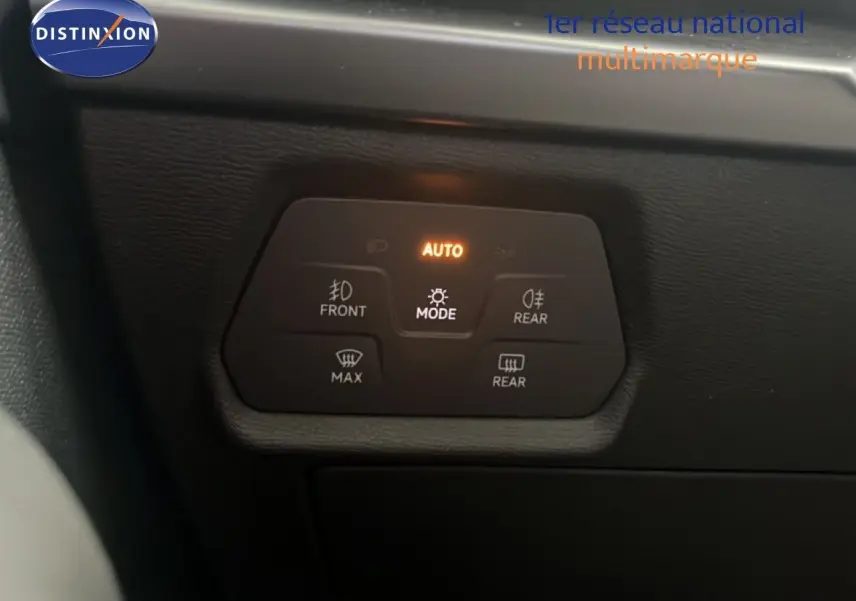 Panneau de commande des feux avec mode automatique allumé, situé côté gauche intérieur d'une CUPRA Formentor bleu Fjord Metal.
