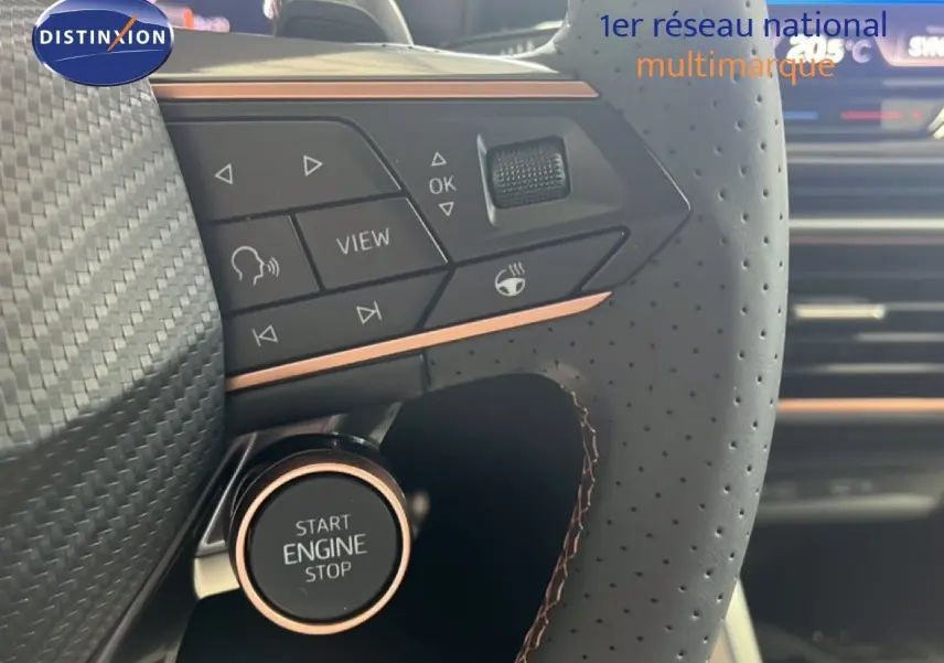 Détail du bouton Start Engine Stop sur le volant perforé noir avec surpiqûres marron du CUPRA Formentor 2026.