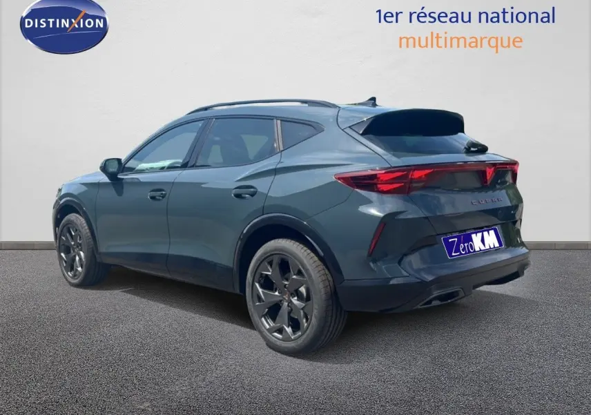 Vue 3/4 arrière droite d’un CUPRA Formentor bleu Fjord Metal avec jantes noires et feux arrière allumés.