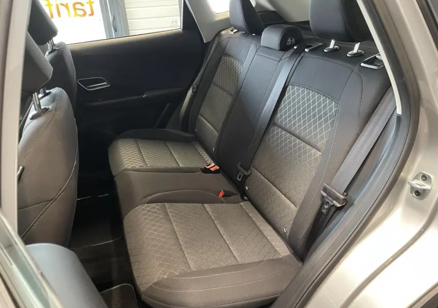 Vue intérieure côté droit sur la banquette arrière en tissu noir du MG Motor ZS 1.5 Hybrid+ gris clair 2026.