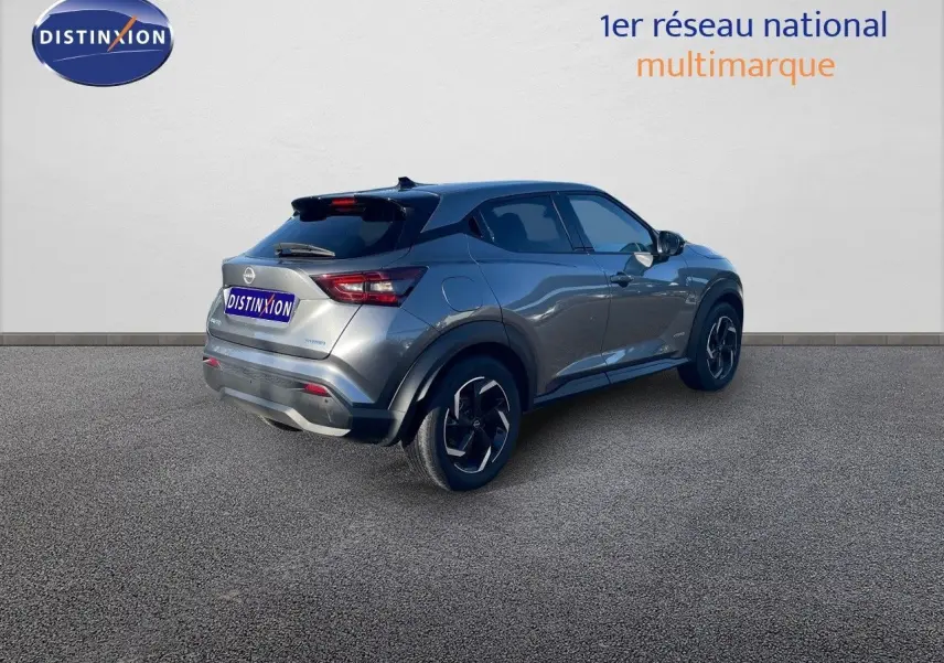 Nissan Juke gris squale métal en 3/4 arrière droit, soulignant ses lignes modernes et ses jantes biton.