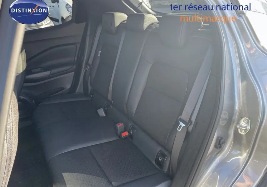 Banquette arrière en tissu noir vue côté droit du Nissan Juke 2024 gris squale métal avec porte ouverte.