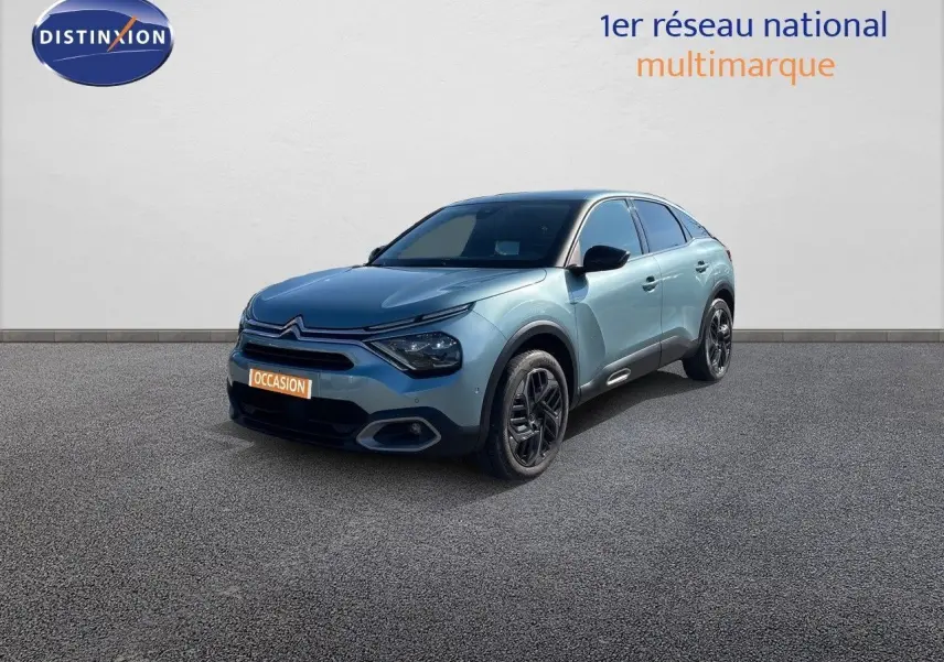 Citroën C4 bleu Iceland Metal vue 3/4 avant droit, avec jantes noires et calandre distinctive.