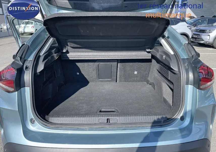 Coffre ouvert vu de l'arrière d'une Citroën C4 2021 bleu Iceland Metal, montrant un espace de chargement spacieux.