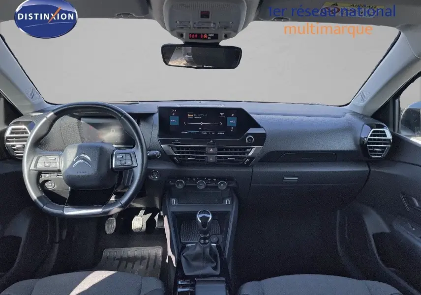 Vue frontale de l'intérieur noir du Citroën C4 2021 avec tableau de bord moderne et levier de vitesse manuel.