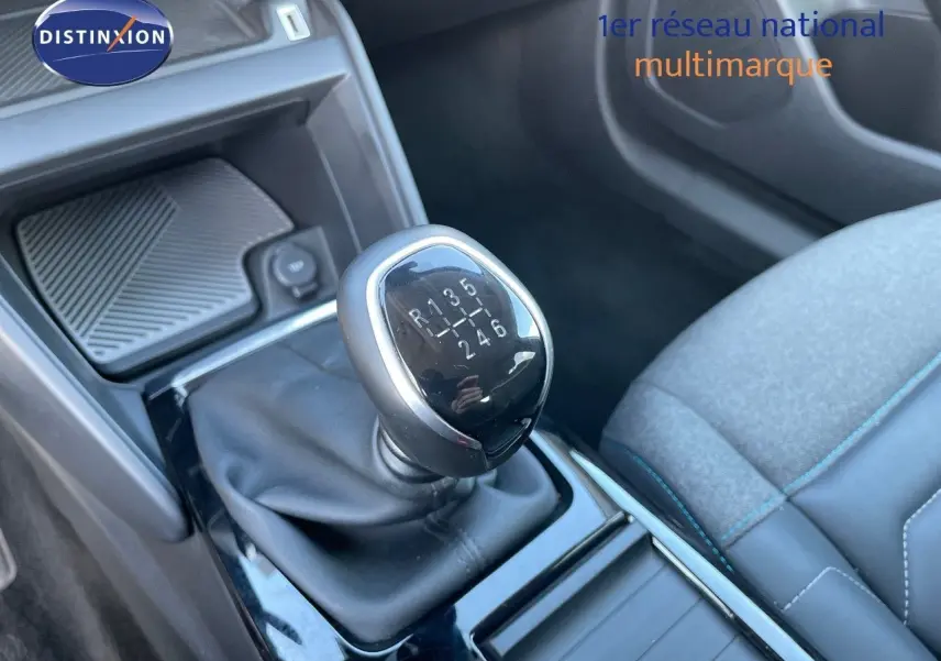 Le levier de vitesses manuel de la Citroën C4 1.2 PureTech 130ch Shine, avec sellerie tissu et cuir noir.