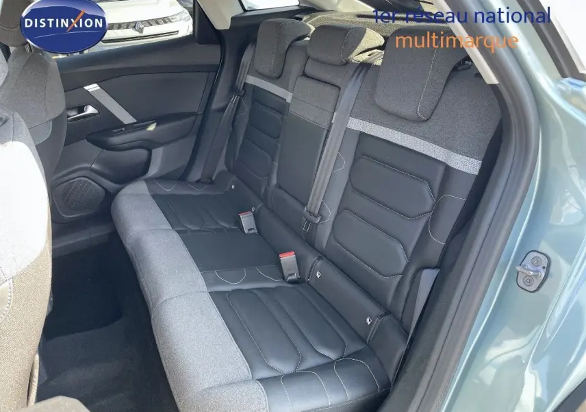 Vue intérieure côté gauche des sièges arrière bi-matière gris et noir du Citroën C4 bleu Iceland Metal 2021.