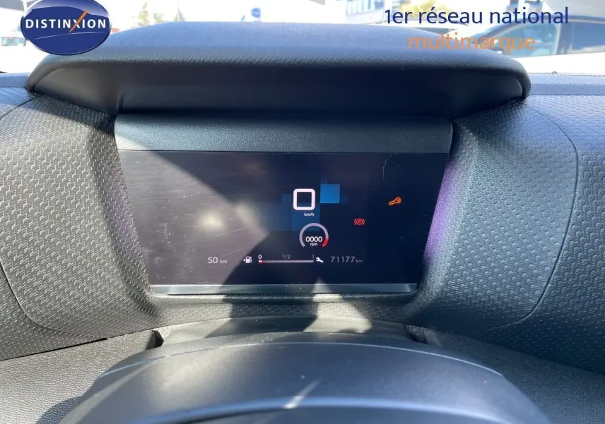 Tableau de bord numérique de Citroën C4 2021, affichant vitesse zéro et 71 177 km, avec éclairage naturel.