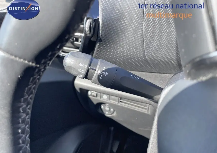 Gros plan sur la commande des feux et clignotants à gauche du volant dans l'habitacle d'une Citroën C4 bleu Iceland Metal.