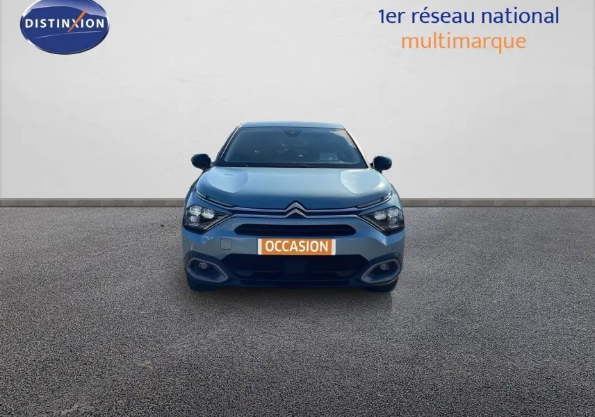 Vue frontale d'une Citroën C4 2021 bleu Iceland Metal avec phares LED et plaque "OCCASION" visible.