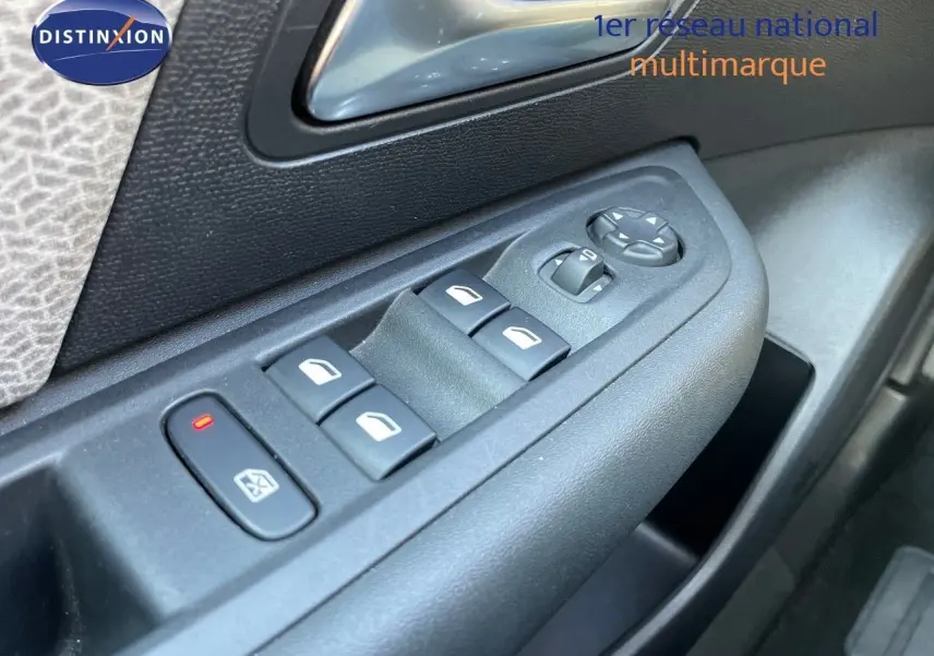 Gros plan sur les commandes des vitres et rétroviseurs côté conducteur d'une Citroën C4 bleu Iceland Metal 2021.