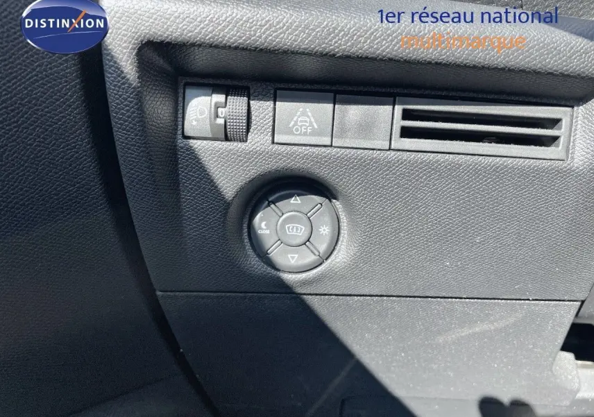 Gros plan sur les commandes de réglage des rétroviseurs et éclairage intérieur d'une Citroën C4 2021 noire.