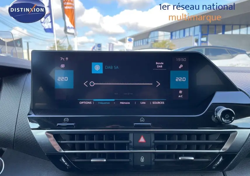 Vue intérieure du tableau de bord de la Citroën C4 2021, écran tactile affichant la radio DAB à 22°C.