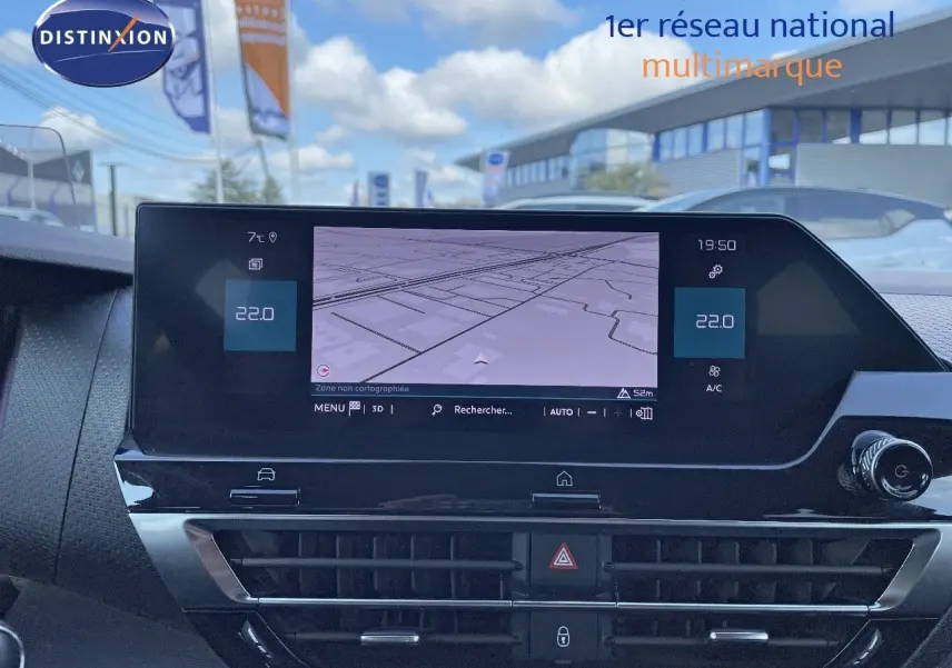Vue intérieure du tableau de bord de la Citroën C4 2021 avec écran tactile de navigation et commandes climatiques.