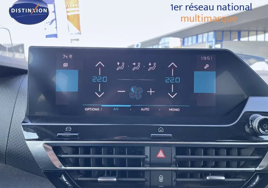 Tableau de bord de Citroën C4 2021 avec écran tactile affichant la climatisation à 22°C, vue intérieure frontale.