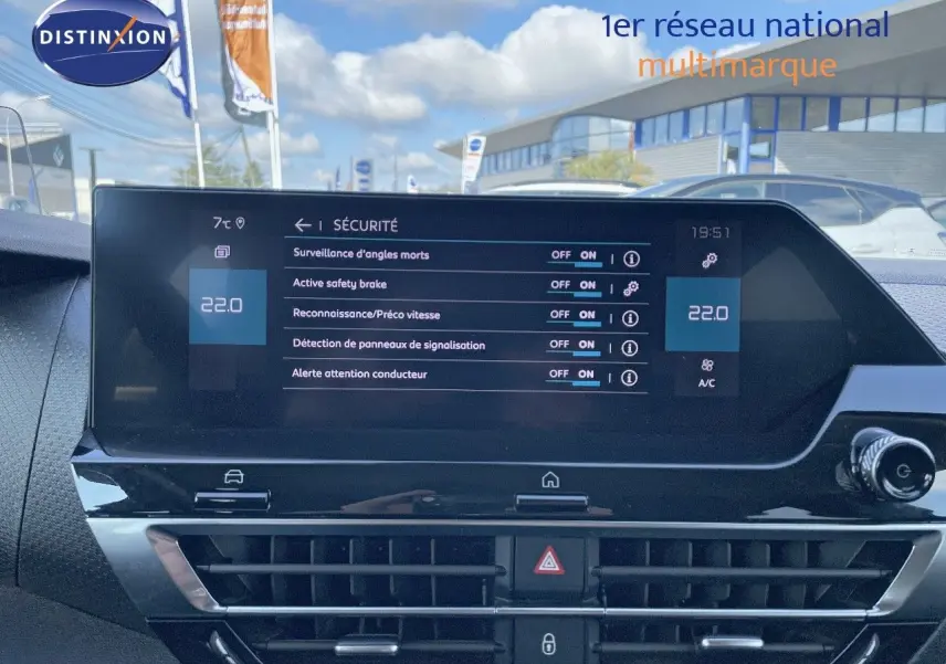 Écran tactile central de la Citroën C4 2021 bleu Iceland Metal affichant les réglages de sécurité et climatisation.