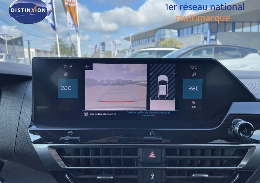 Écran central de la Citroën C4 bleu Iceland Metal 2021 montrant la caméra de recul et l'affichage de la climatisation.